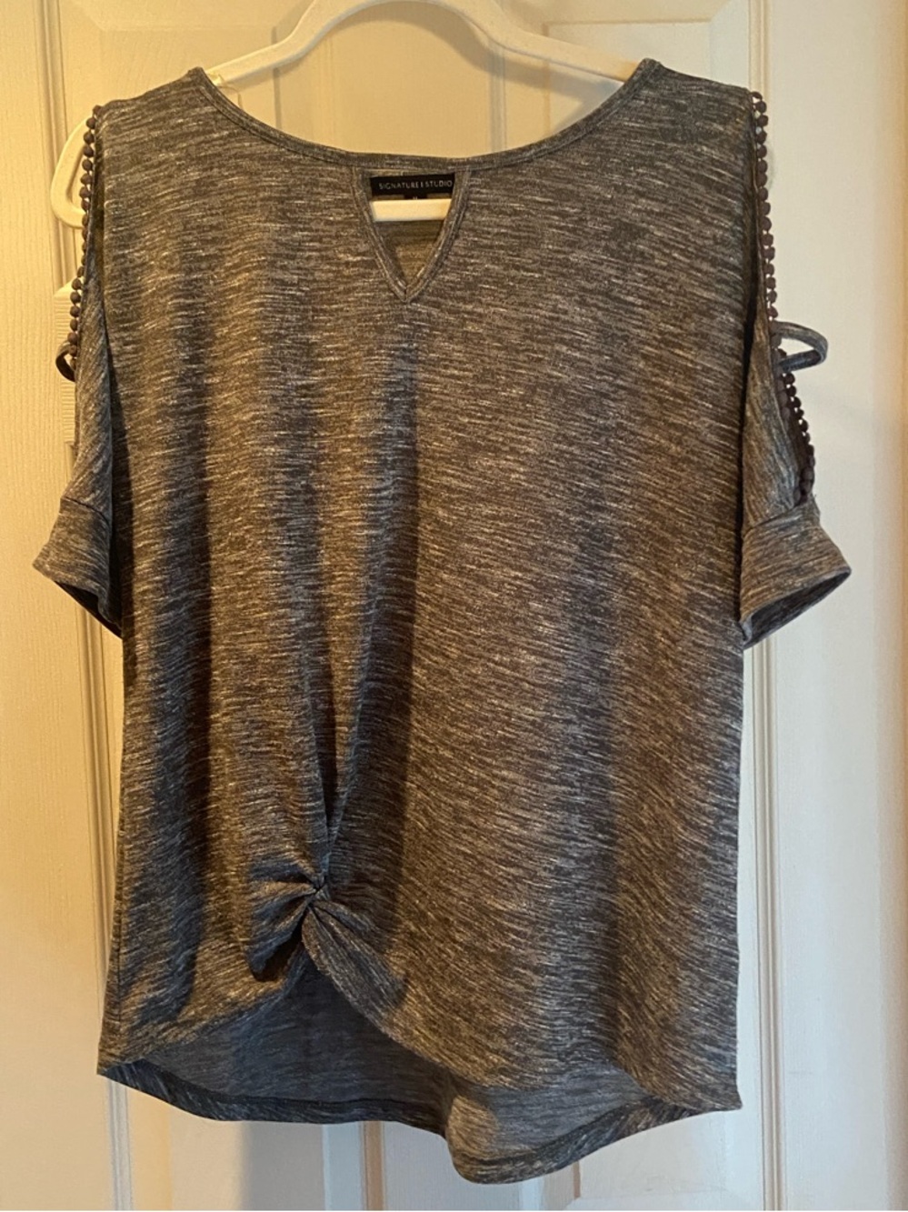Signature Studio Gray Cold-Shoulder Knot Front Tee